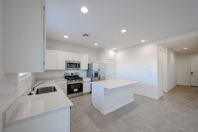 Building Photo - NEW 5 BEDROOM 3 BATHROOM HOME AVILABLE FOR RENT!