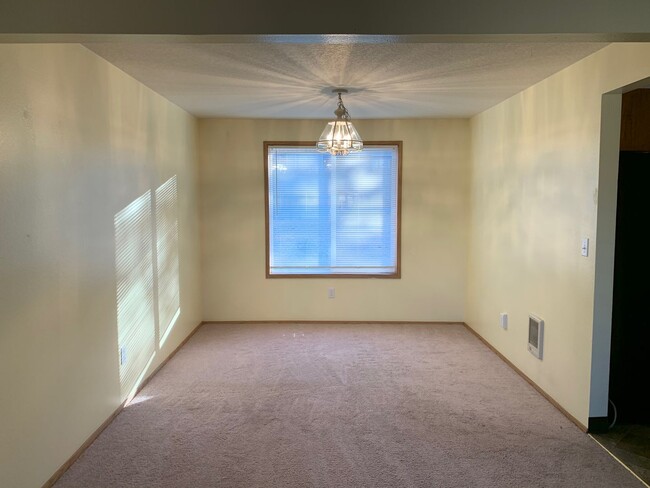 Building Photo - Spacious Home with Large Backyard in Union...