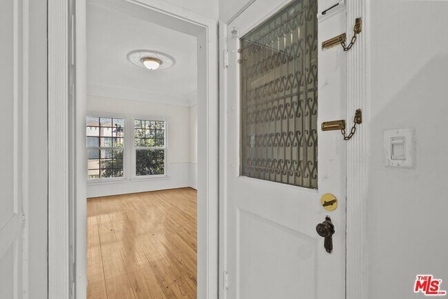 Building Photo - 6542 1/2 W Olympic Blvd