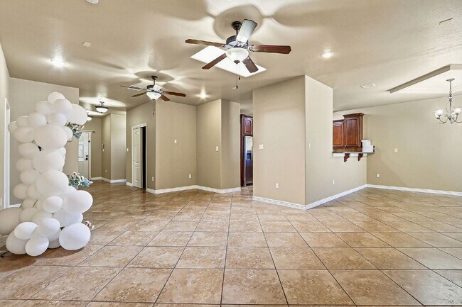 Building Photo - Corner 3 bedroom 3 bath home in Northwest El Paso