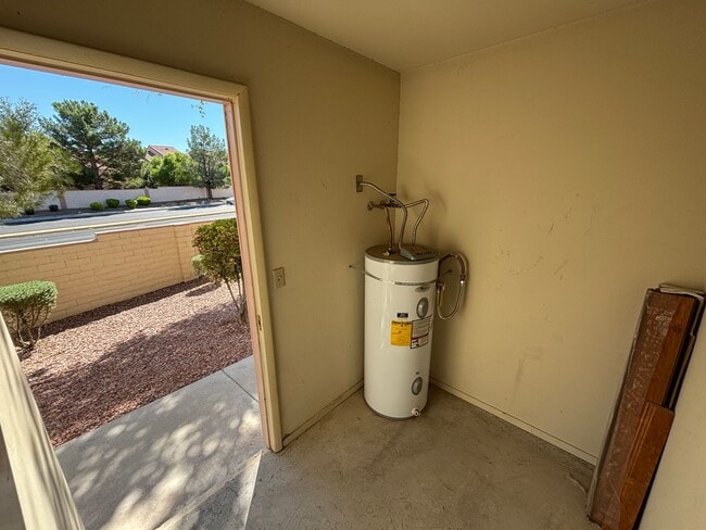 Building Photo - Gorgeous 2BED/2BATH Condo nestled in a Roc...