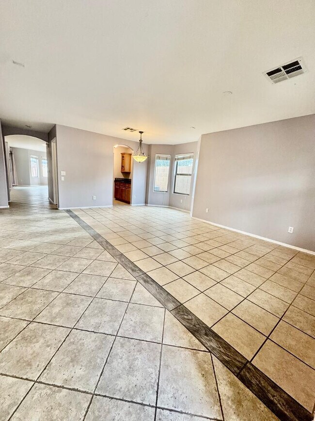 Building Photo - 10502 W Edgemont Dr
