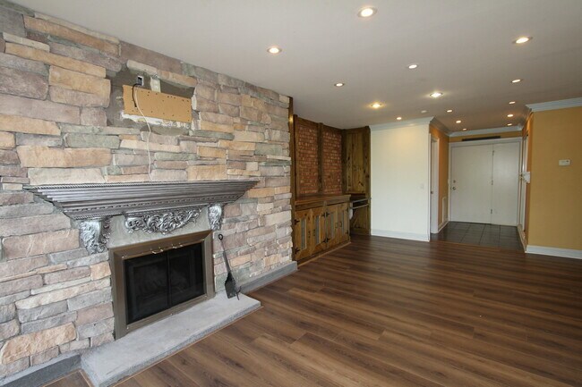 Building Photo - 5950 Oakwood Dr