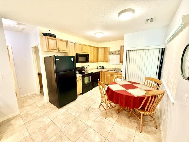 Building Photo - 1528 1/2 41st Ave N