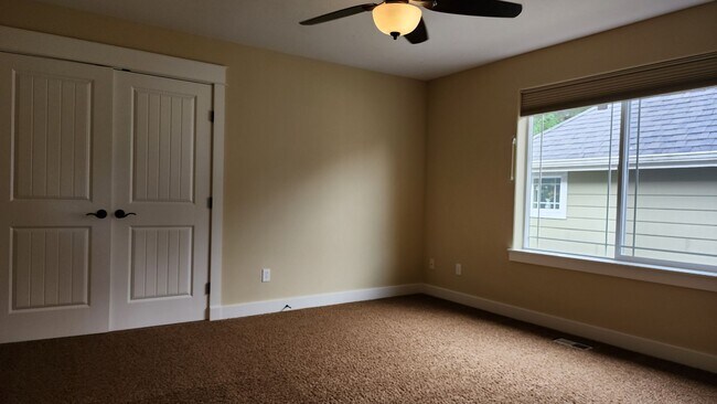 Building Photo - Beautiful Campus Glen 4-Bedroom!
