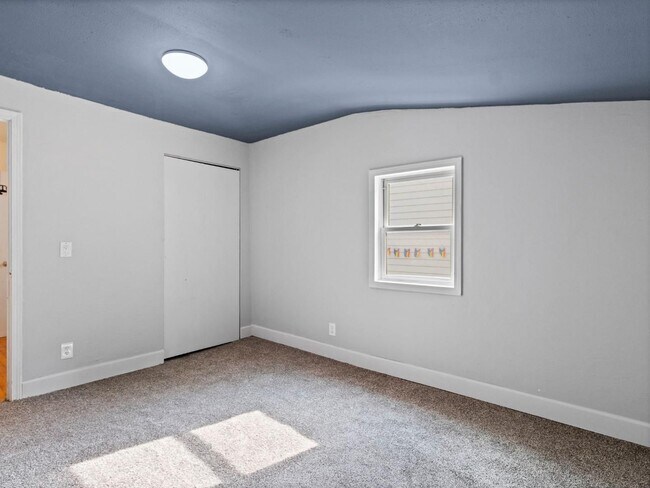 Building Photo - 930 E Dayton St