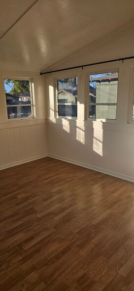 Building Photo - 609 E Main St