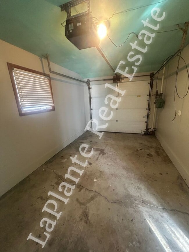 Building Photo - Three Bedroom Brick Ranch for Rent