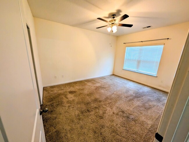 Building Photo - Great Home Available Now