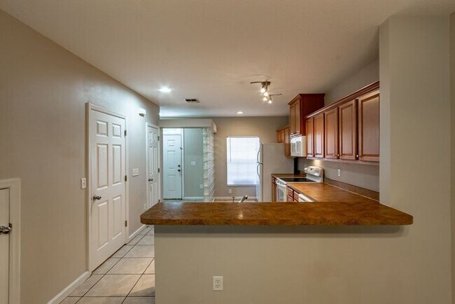 Building Photo - NOW AVAILABLE!!! Beautiful Large Town-home!