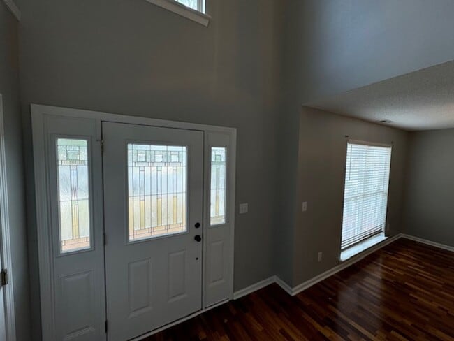 Building Photo - Pre-lease now for August!