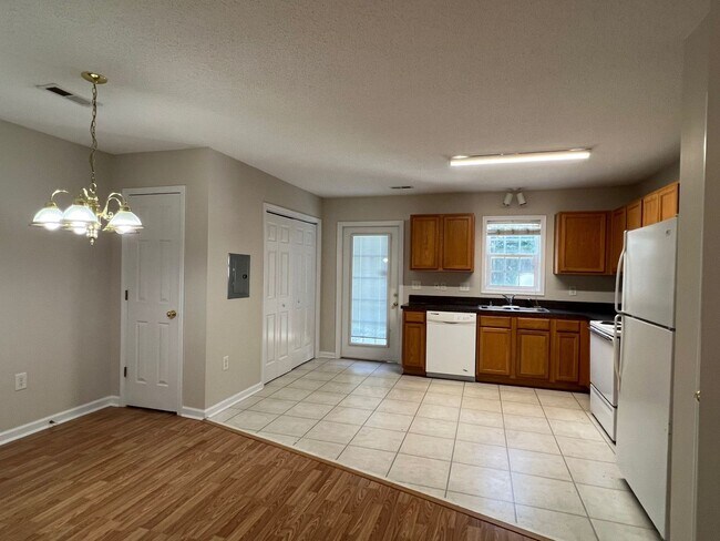 Building Photo - Spacious 2 Bed/2.5 Bath Townhome - Conveni...