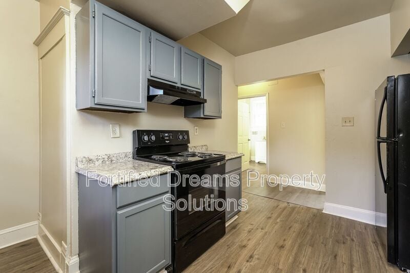 Building Photo - 518 W 20th St