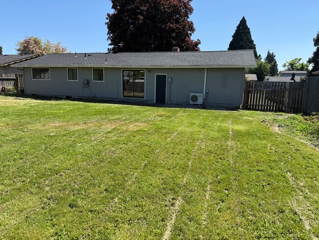 Building Photo - Discover this 3-bedroom 2-bathroom house in a great neighborhood!