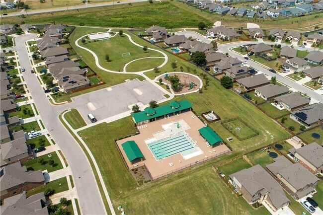 Building Photo - 8048 Bassano Dr