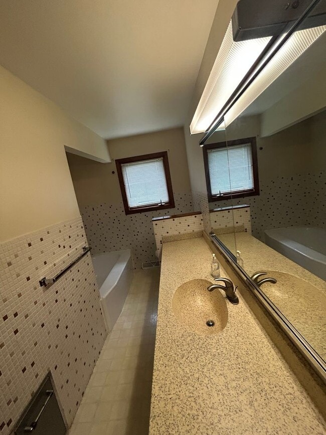 Building Photo - 2 Bedroom 2 Bathroom House for rent in Hudson