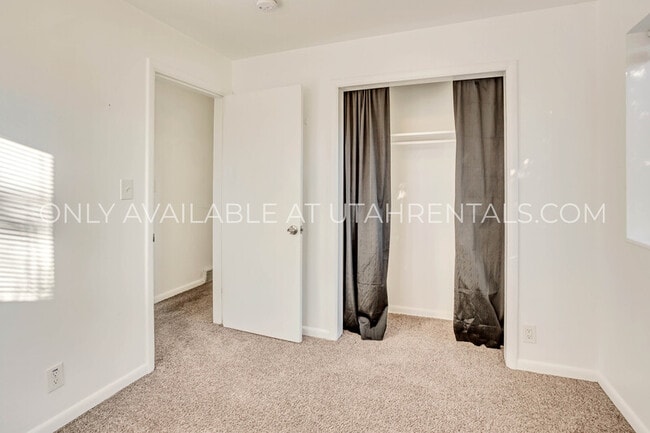Building Photo - 360 E 400 S