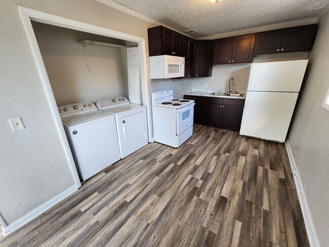 Building Photo - Location, Location, Location!! Remodeled 2BR/1BA duplex unit in East Nashville