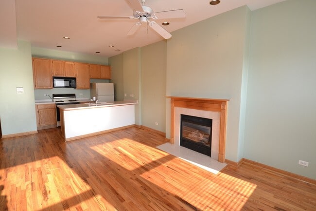 Building Photo - Pet Friendly 3 Bed 2 Bath Top Floor Unit