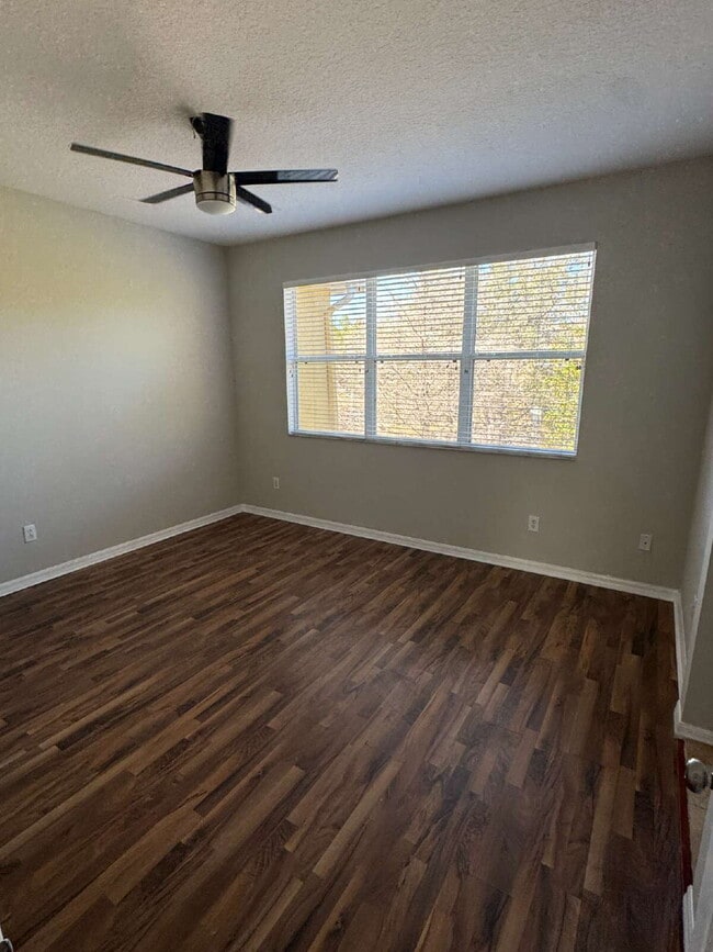 Building Photo - "Charming 3-Bed Oasis in Tampa's Heart – Spacious 1,443 Sq. Ft. with 2.5 Baths!"