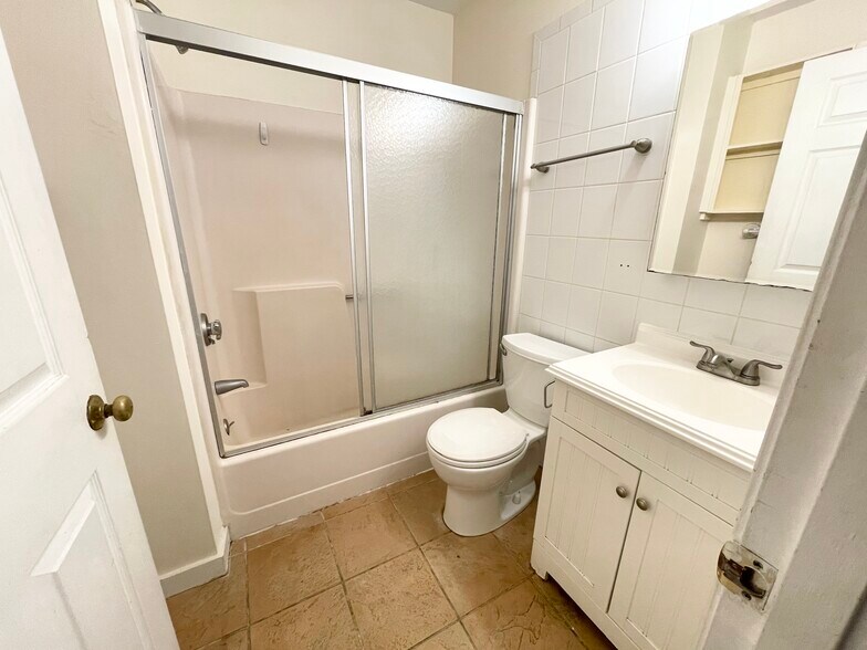 Building Photo - 7 Iroquois St