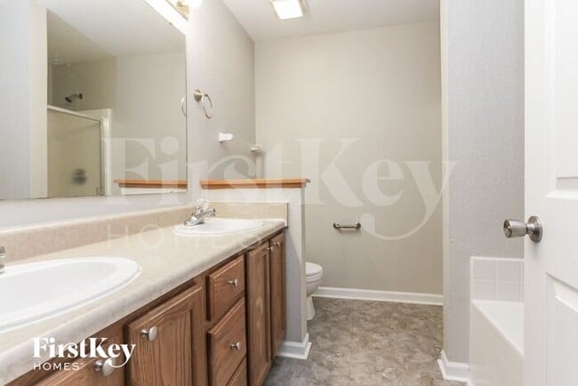 Building Photo - 860 Treyburn Green Dr