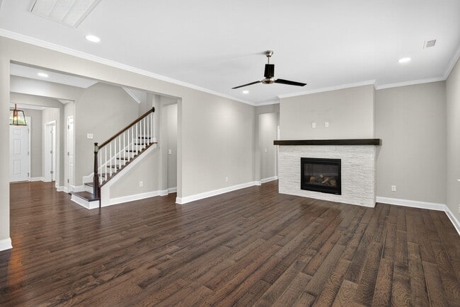 Building Photo - “5-Bedroom Home with Bonus Room & Resort-S...