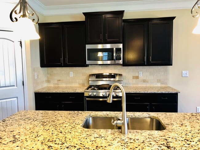 Building Photo - Immaculate 5bd 3bd Berewick home with many newly upgrades!