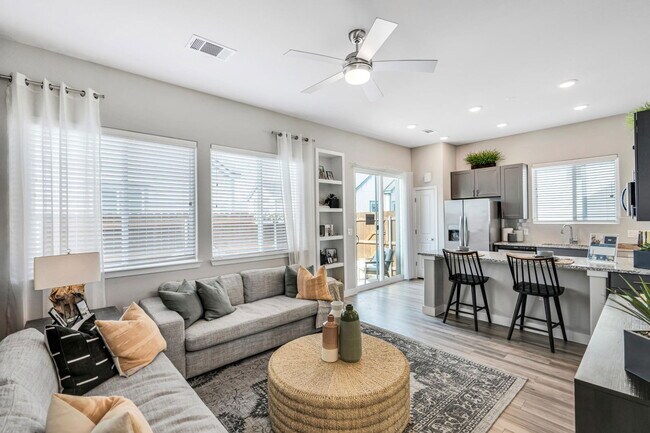 Building Photo - 5553 Lockhart Ln