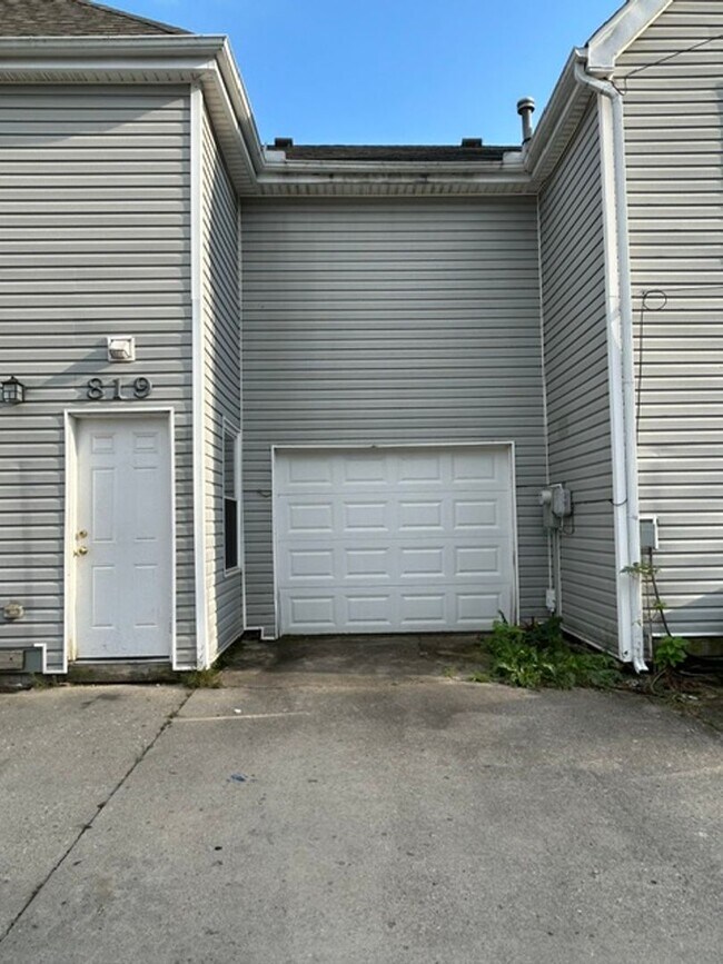 Building Photo - 819-823 Riverview Terrace