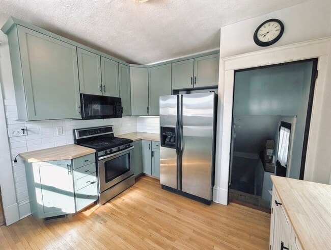 Building Photo - Charming 3bed 1.5bath Home in Saint Paul