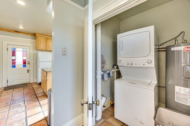 Building Photo - 1117 Manitou Ave