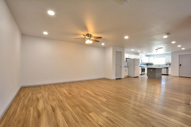 Building Photo - 1209 N Essex Ave
