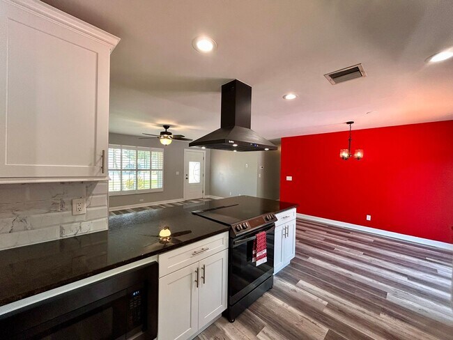 Building Photo - 316 NW Avens St