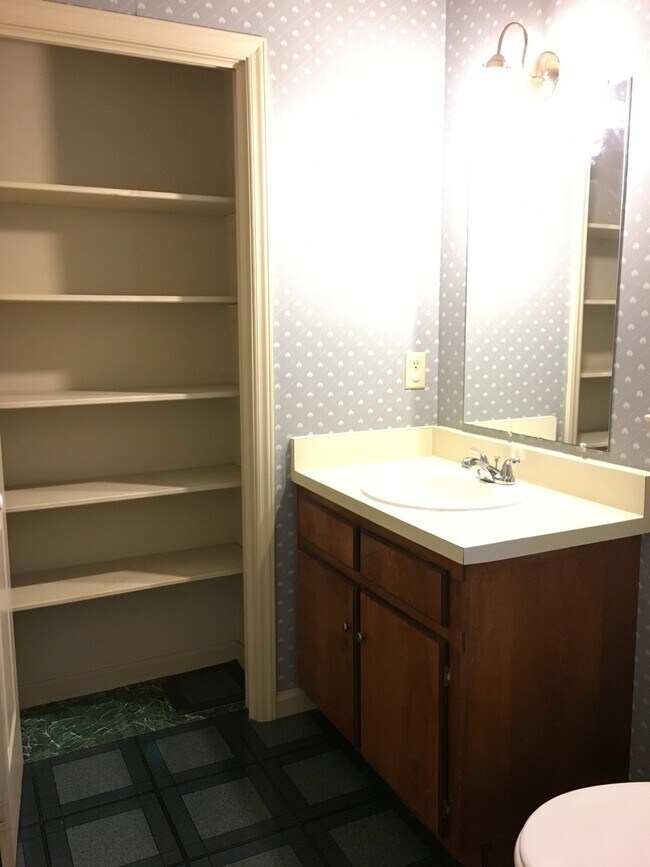 Building Photo - Inviting 3br house in Morrisville with woo...