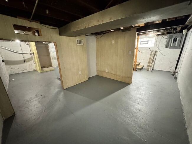 Building Photo - 3 Bedroom House