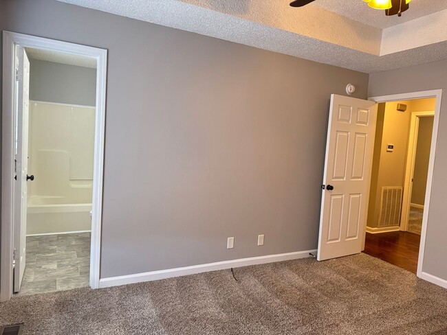 Building Photo - Awesome Ranch near Exit 1! 3bed/2bath with...