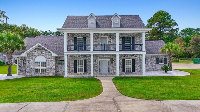 Building Photo - Peaceful and Luxury Living on 3+ Acres
