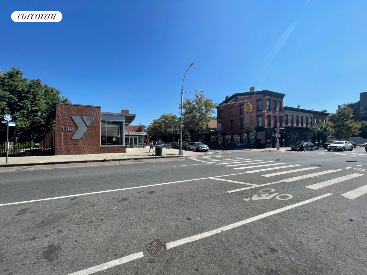 Building Photo - 228 Monroe St