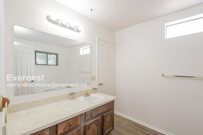 Building Photo - 144 Willow Pl S