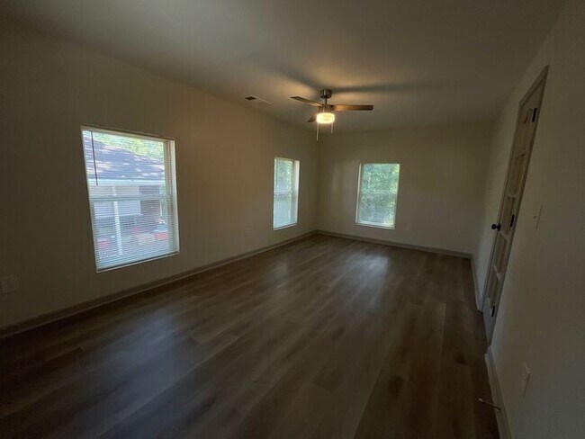 Building Photo - **Spacious 4BR with Modern Upgrades & Cove...