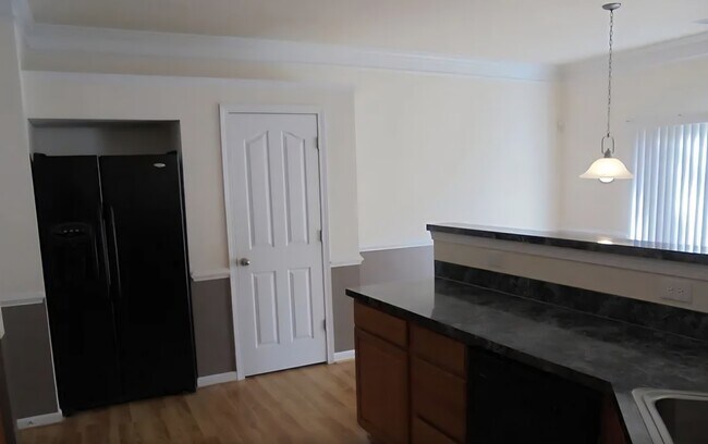 Building Photo - 2033 Cliffvale Dr