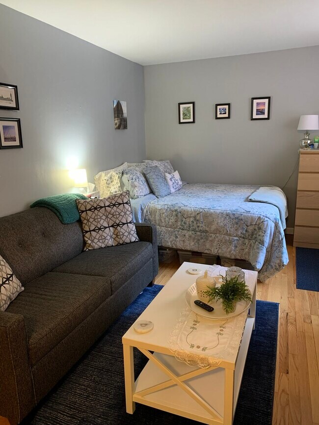 Building Photo - 541 W Oakdale Ave