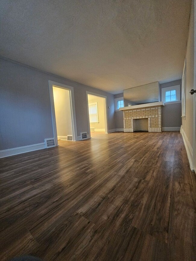 Building Photo - 3 Bed - 1 Full Bath Colonial available for...