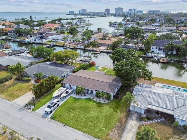 Building Photo - 3922 Fontainebleau Dr