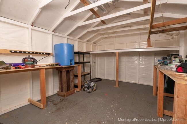 Building Photo - Updated and spacious 3 bedroom house on ov...