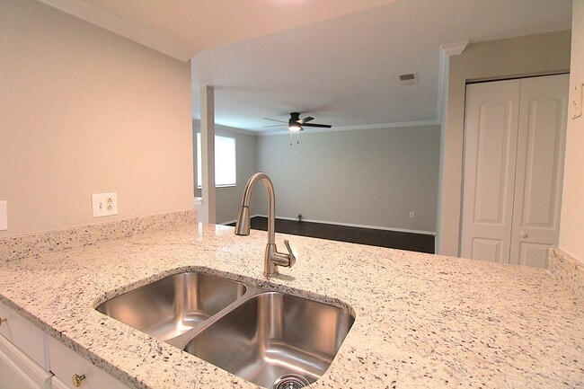 Building Photo - Charming 2 Bedroom, 1 Bath Home on Quiet C...