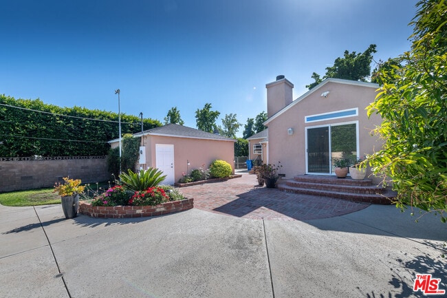 Building Photo - 4948 Petit Ave