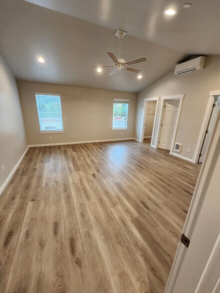 Building Photo - 14916 Canyon Rd E