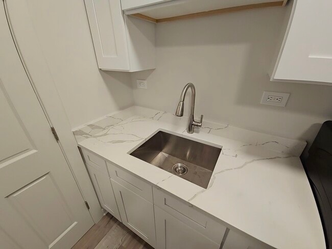 Building Photo - 2216 W 21st Pl